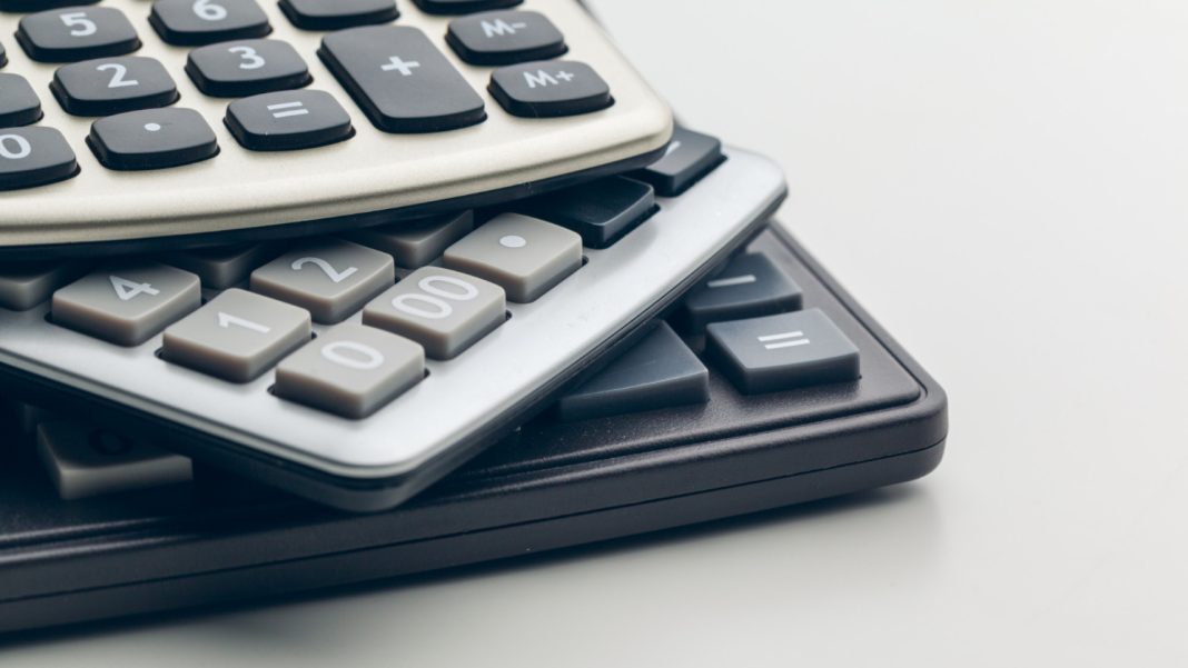 Pourquoi utiliser une calculatrice en ligne plutôt qu’une calculatrice physique ?
